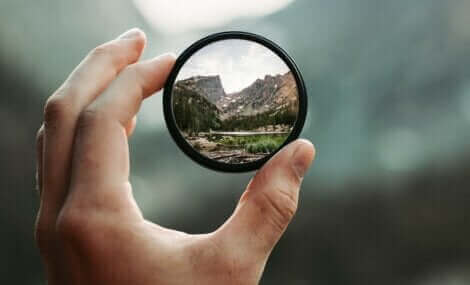 Le reflet d'un paysage dans un miroir.