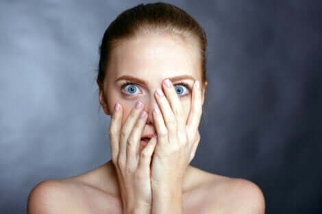 Une femme en train de ressentir de la peur.