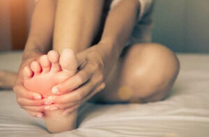 Syndrome des pieds brûlants : causes et traitements