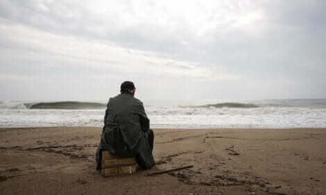 Un homme à la plage qui souffre du trouble de stress aigu.