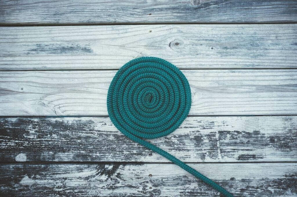 Une corde verte enroulée.
