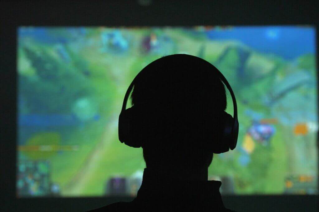 Un ado en train de jouer à des jeux vidéo.