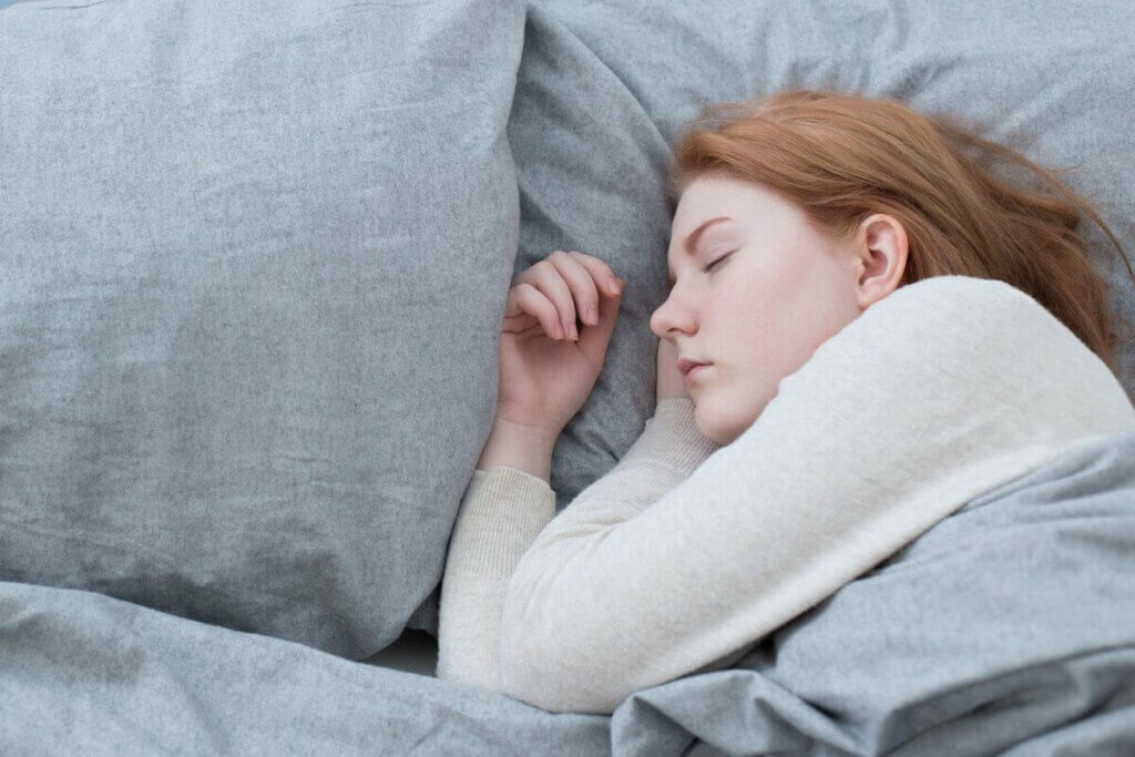 Une adolescente en train de dormir.
