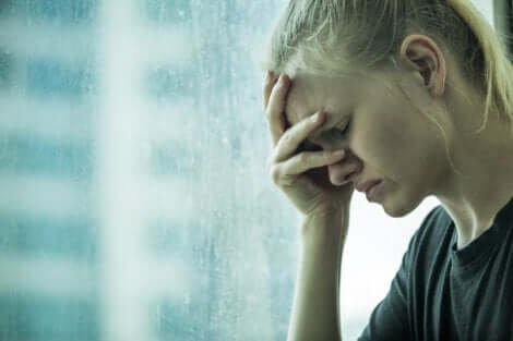 Une femme qui semble anxieuse. 