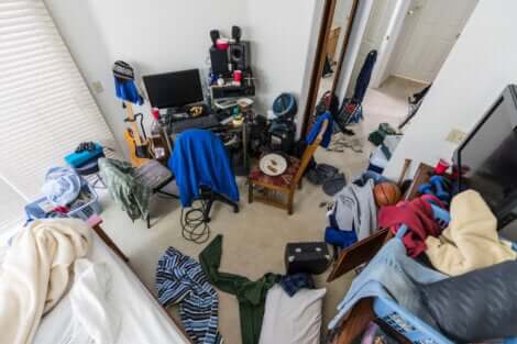 La chambre d'un adolescent en désordre.