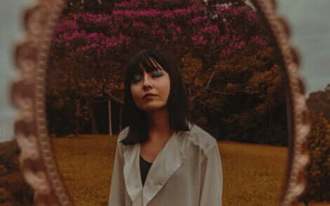 Une femme en train de contrôler ses émotions.