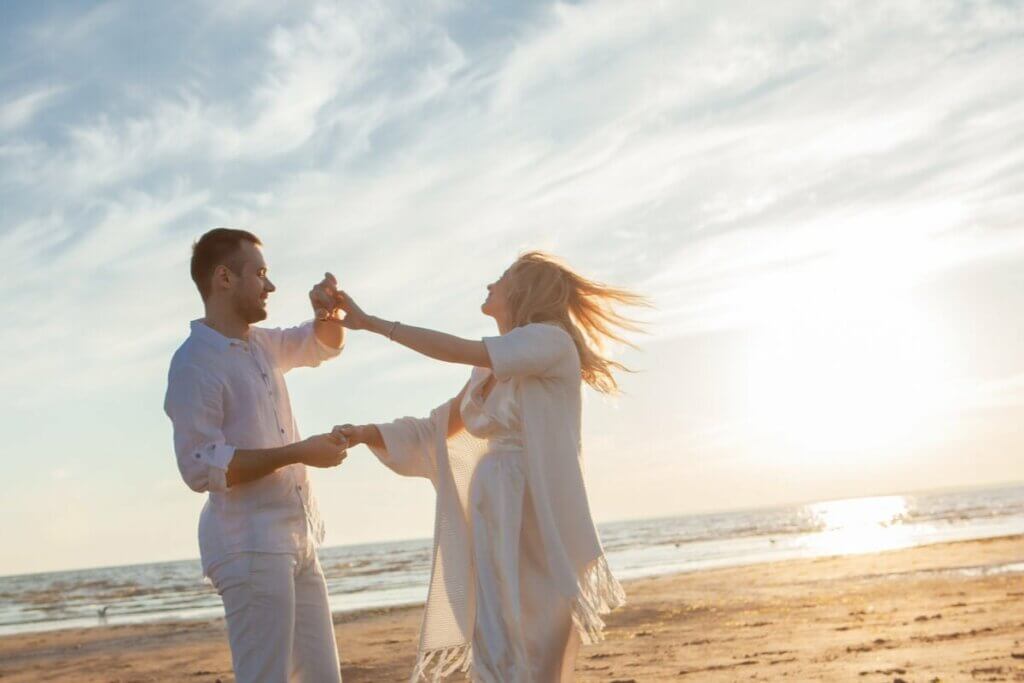 Un couple qui danse sur la plage. 