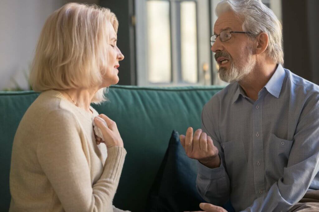 Un couple qui discute sur le canapé. 