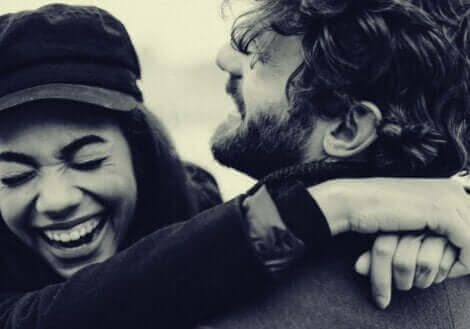 Un couple enlacé qui rigole.