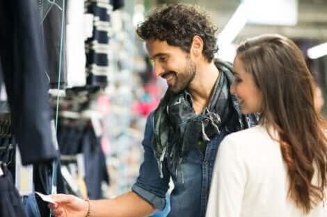 Un couple dans un magasin de vêtements.