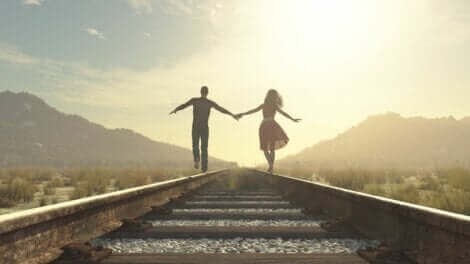 Un couple qui marche sur une rame de train. 