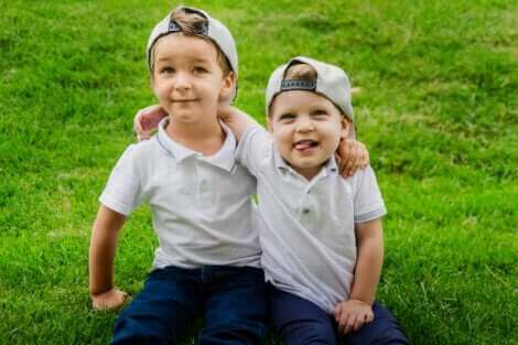 Deux enfants avec un bras enlacé.
