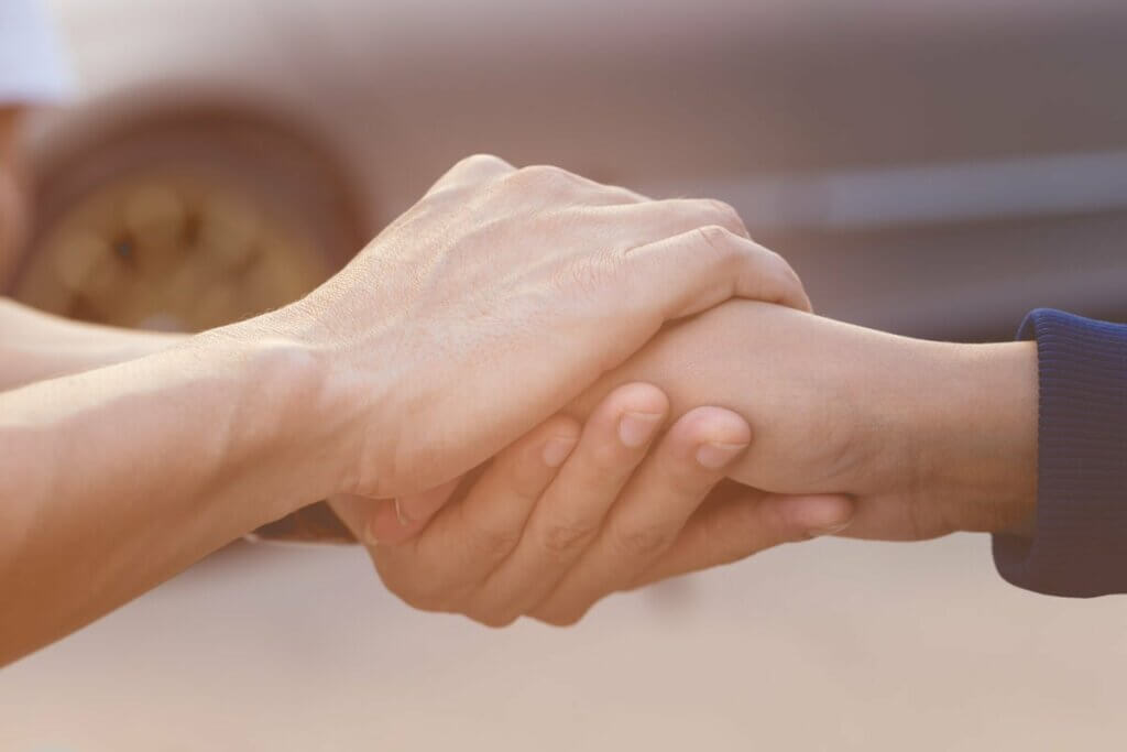 Deux personnes qui se serrent la main.