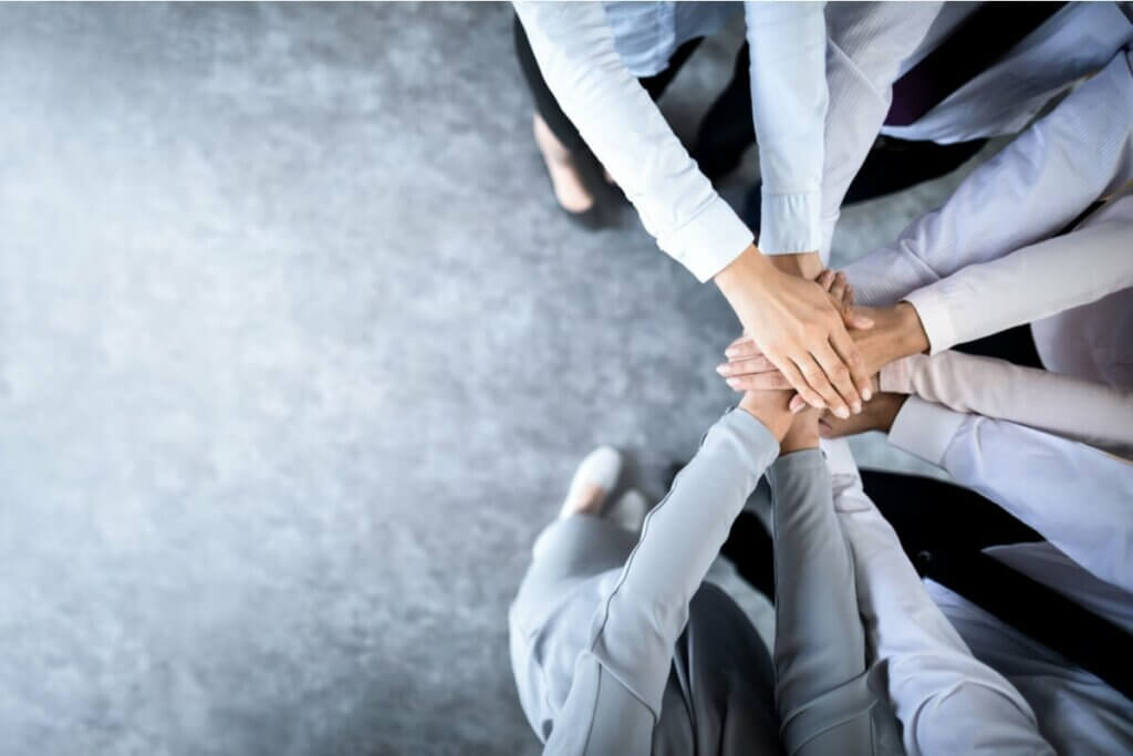 Une équipe de travail soudée. 