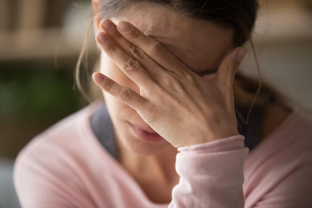 Une femme qui se sent coupable. 