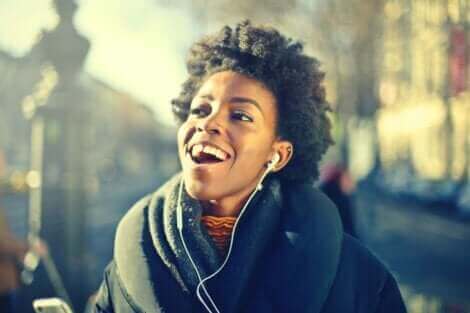 Une femme qui porte des écouteurs.