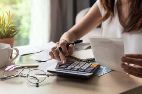 Une femme qui fait des comptes.