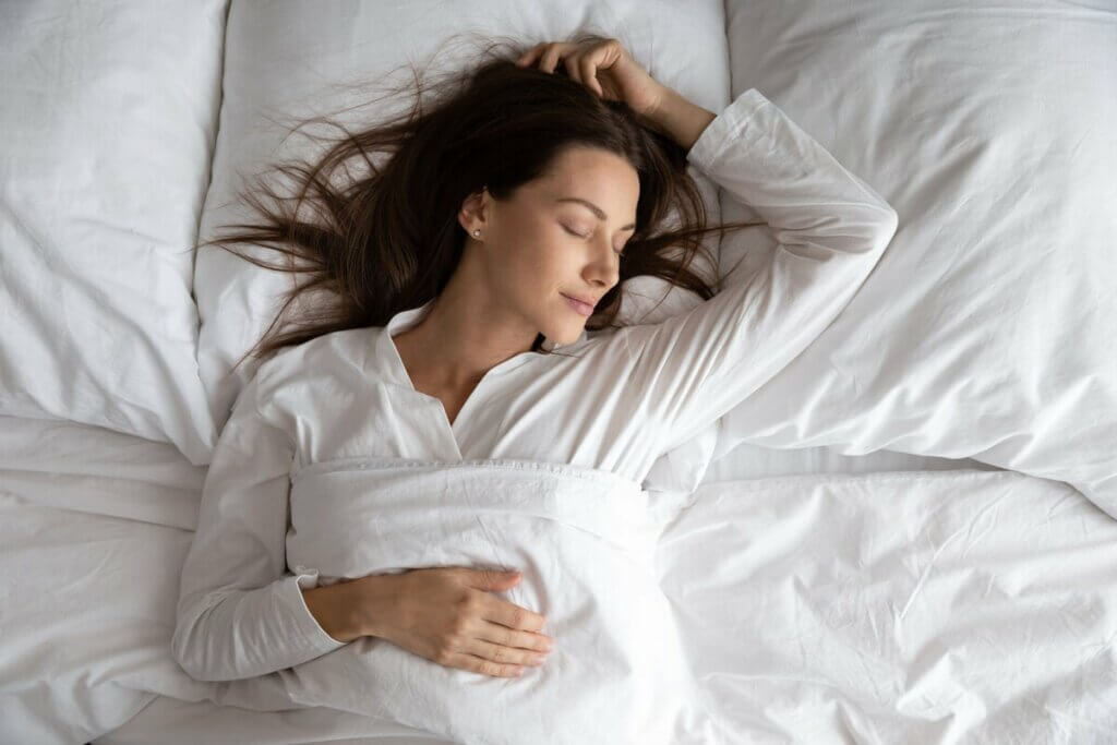 Une femme qui dort dans son lit. 