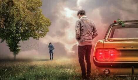 Une femme qui s'éloigne de son partenaire.