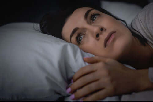 Une femme qui tente de dormir. 