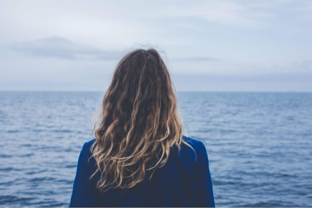 Une femme qui regarde la mer. 