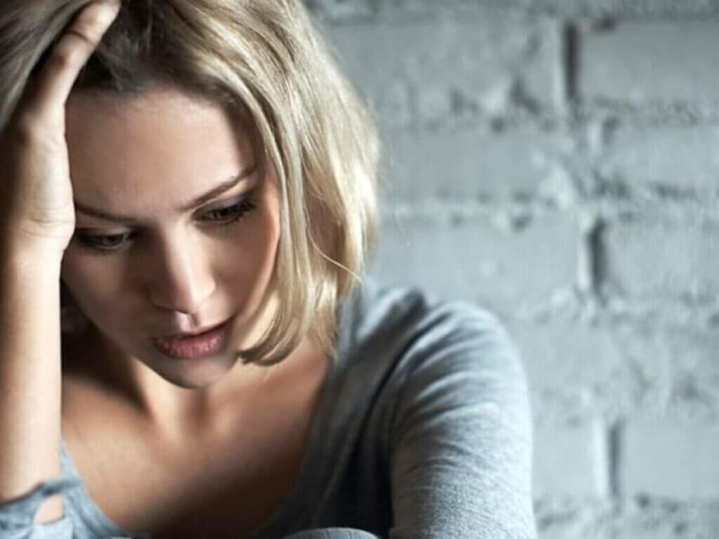 Une femme qui semble offensée. 