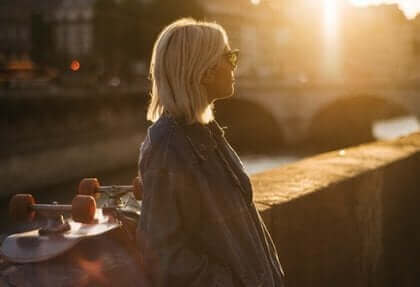 Une femme seule dans la rue.