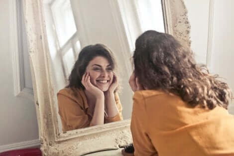 Technique juste pour aujourd'hui : une femme qui se sourit dans le miroir.