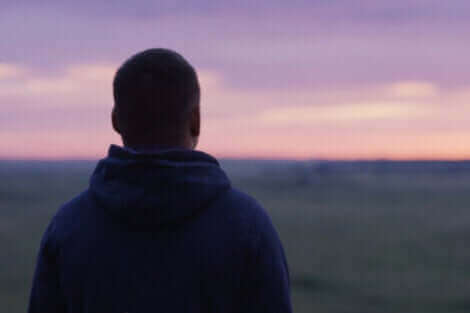 Un homme de dos qui observe un paysage. 