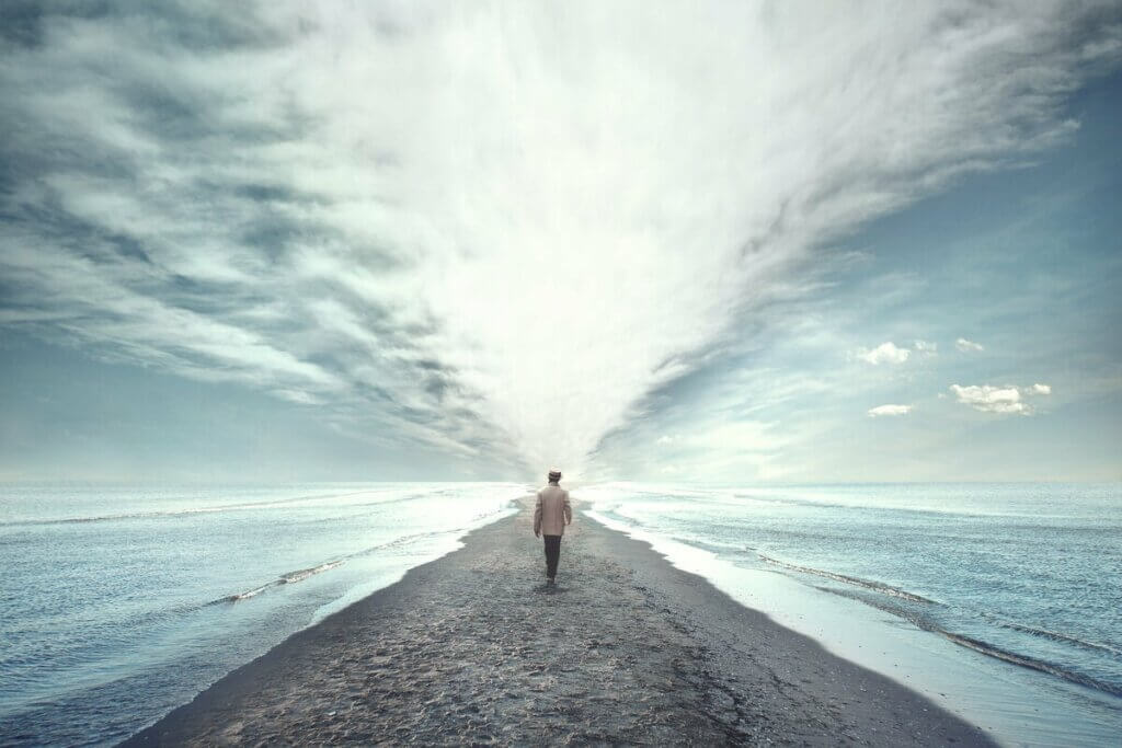 Un homme qui marche sur la plage. 