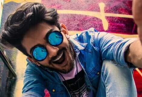 Un homme qui prend une selfie.