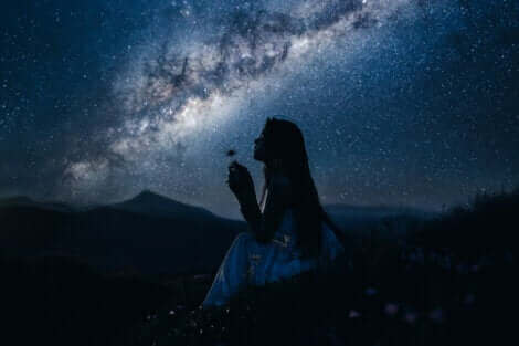 Une illustration d'une femme en pleine nuit. 