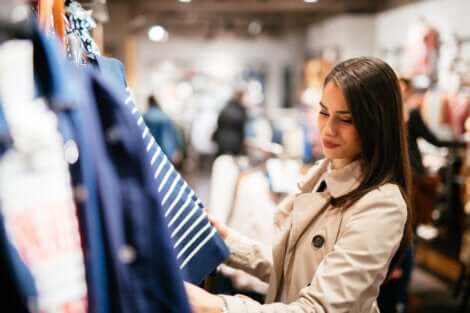 Une femme dans un magasin de vêtements.