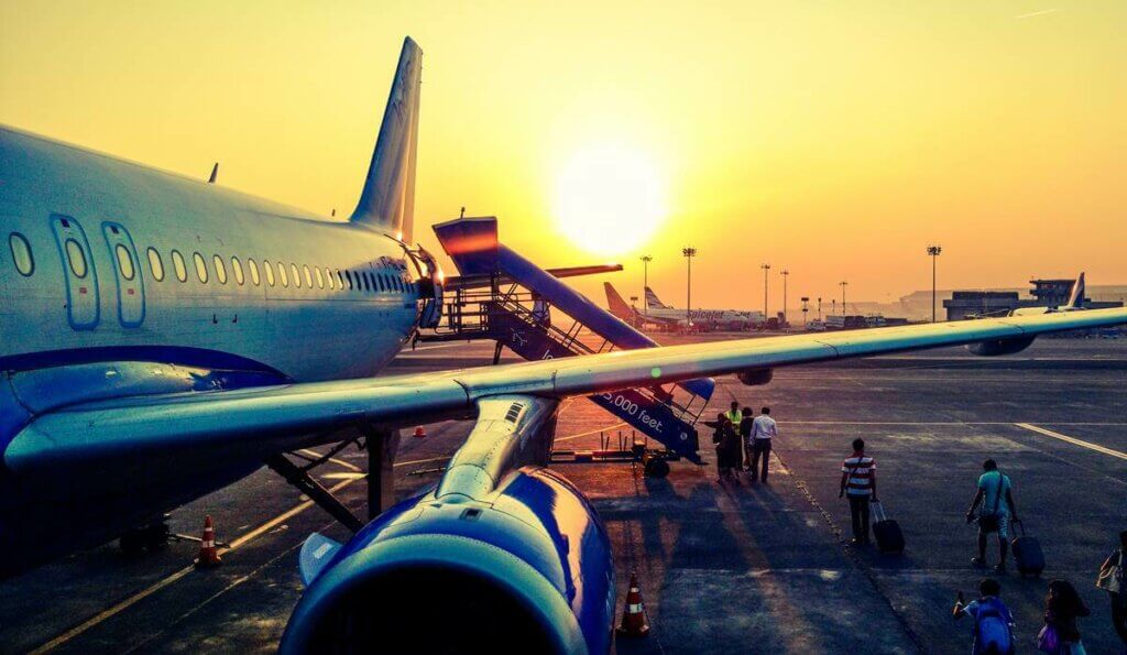 Des passagers qui montent dans un avion. 