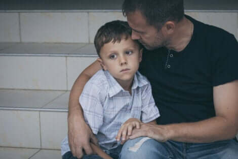 Un père et son fils enlacés.