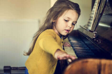 Une petite fille qui joue du piano. 