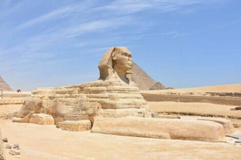 Une statue égyptienne.