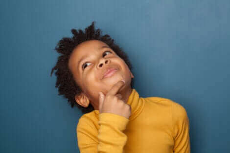 Un enfant pensif.
