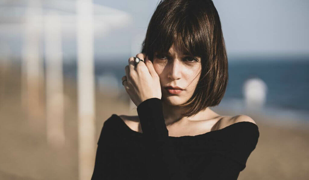 Zoom sur une femme à la plage.