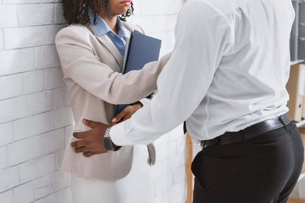 Harcèlement sexuel au travail, comment réagir ?