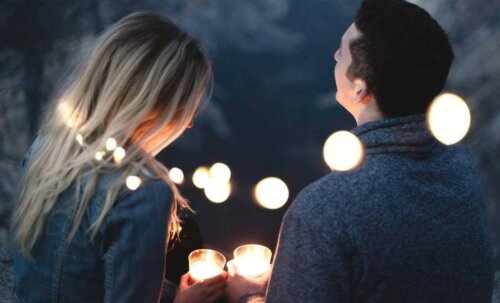 Un couple dans une ambiance romantique. 