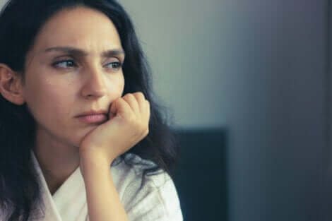 Une femme qui éprouve différents sentiments.