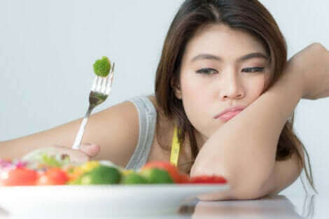 Une femme qui refuse de manger son assiette.