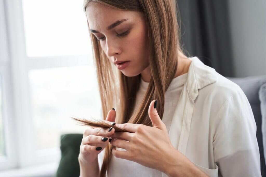 Une femme qui envisage de se couper les cheveux.