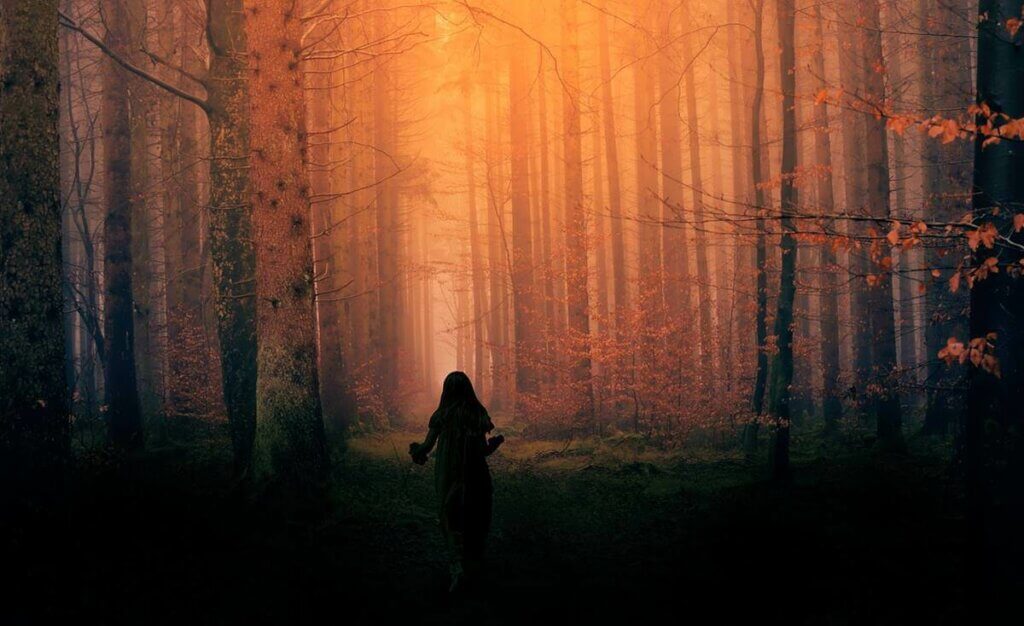 Une femme dans la forêt. 