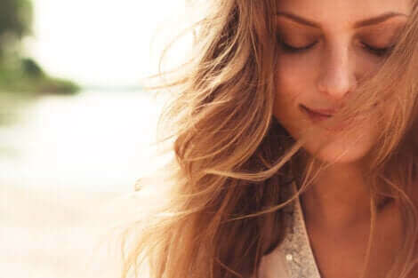 Une femme qui semble heureuse. 