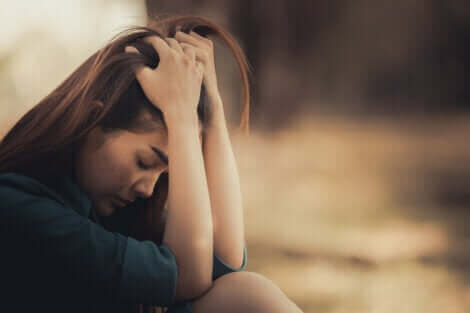 Une femme, l'air triste.