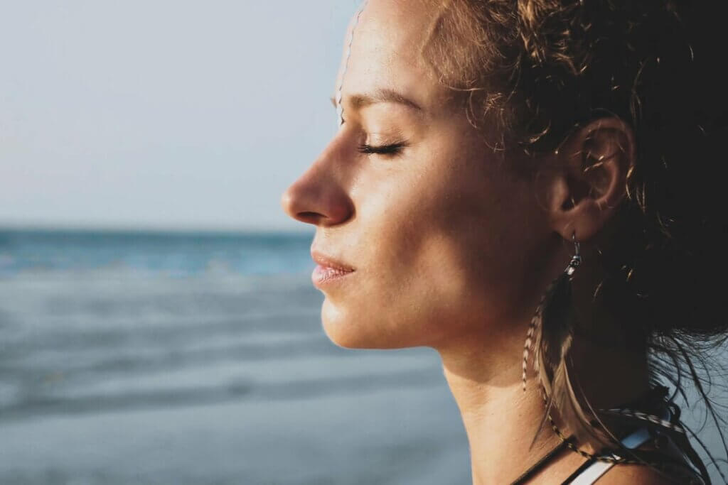 Une femme qui médite.