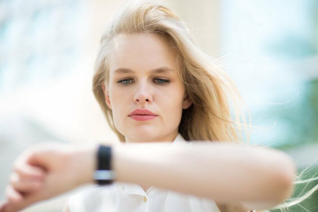 Une femme qui regarde sa montre. 