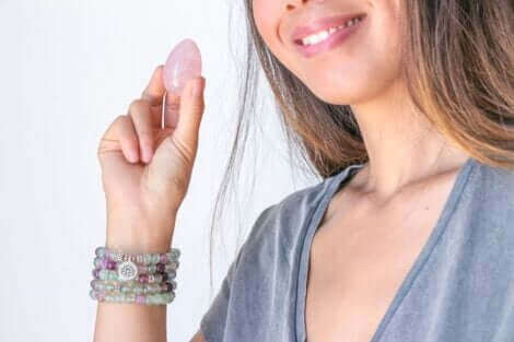 Une femme qui tient un œuf de Yoni. 